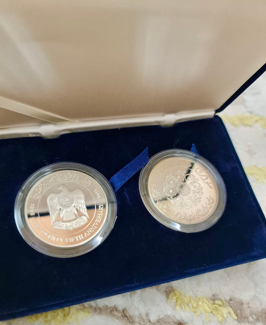 UAE two silver coins in a single box, the national holiday and feast of sitting; the condition is UNC and a bit rusty, as seen in the picture / طقم ٢ مصكوكه في بوكس واحد العيد الجلوس والعيد الوطني الحالة انسر مع احمرار بسيط كما ف الصورة